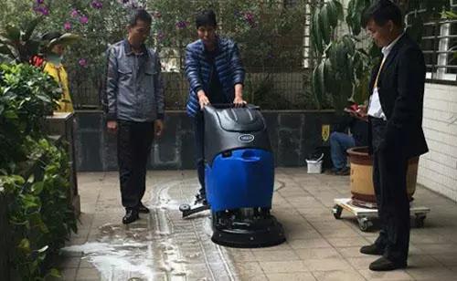 高效的全自动洗地机解放劳动力减轻企业的管理难度