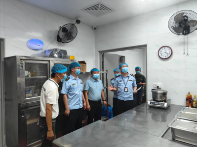 福建泉州南安市市场监管局开展开学季“统一查食堂”行动(图2)
