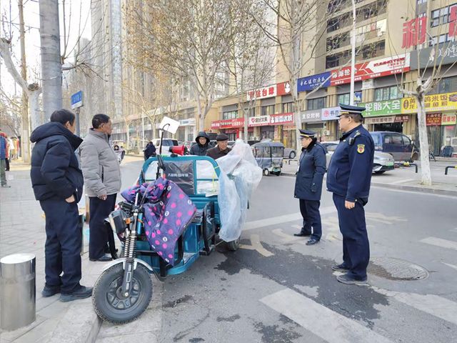 喜迎新春城管忙春节保障不打烊