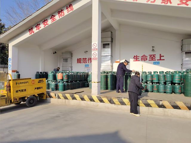 喜迎新春城管忙春节保障不打烊(图3)