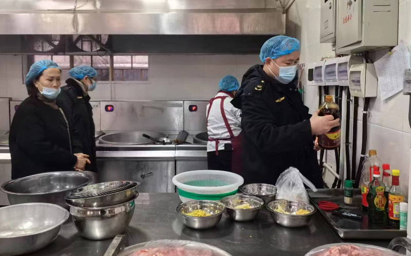 湖南省凤凰县沱江市场监管所严守食品安全防线护航校园“开学第一餐”(图1)