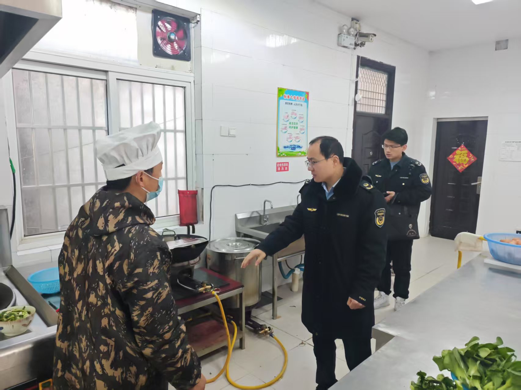 安徽省巢湖市栏杆市场监管所开展春季开学学校食品安全风险隐患排查工作