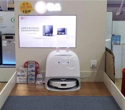 年轻人追捧“电子年货”！扫地机器人热销科技感与烟火气交融｜新春走基层