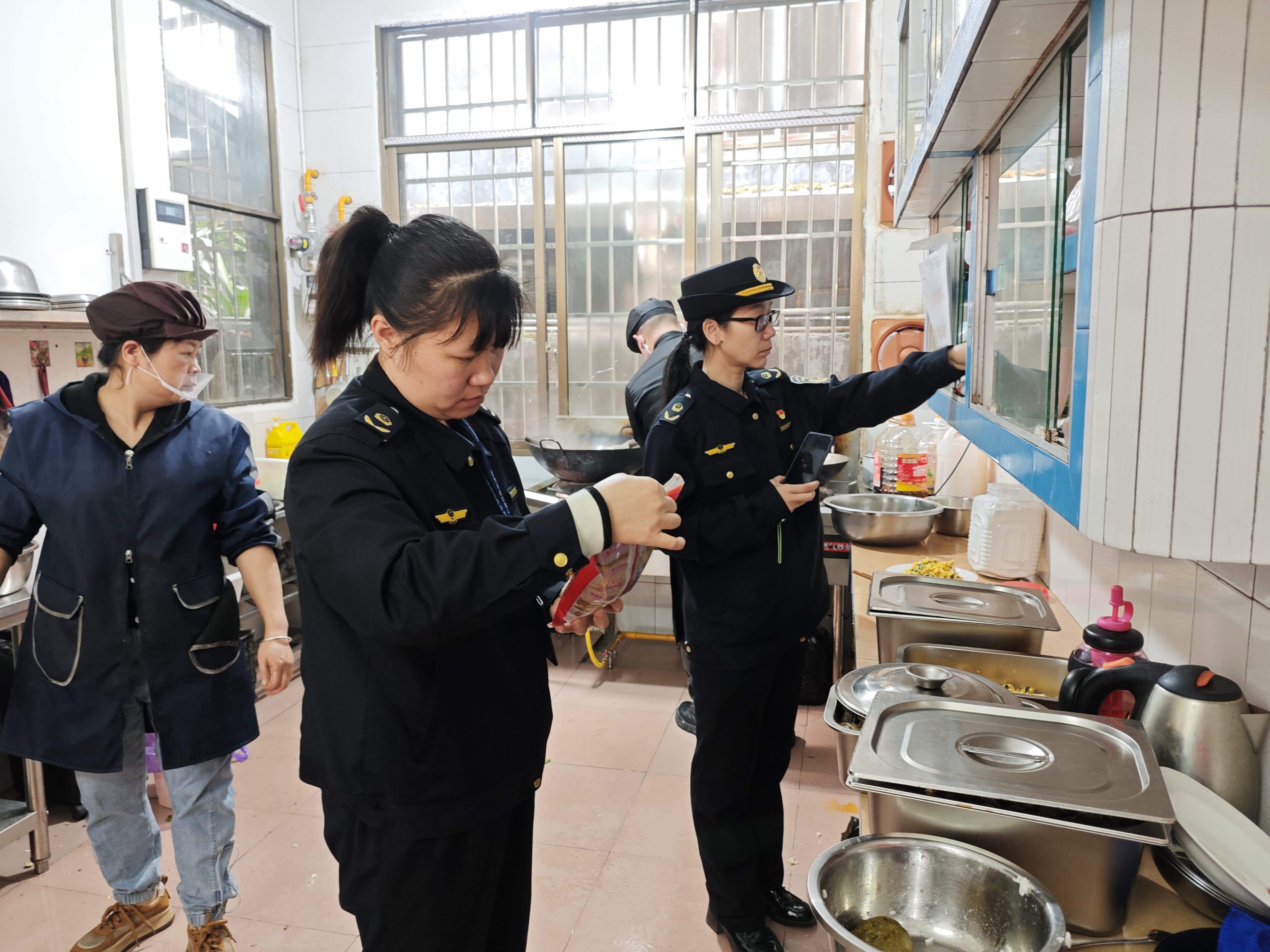 筑牢校外托管食品安全防线：融水市场监管局开展专项检查