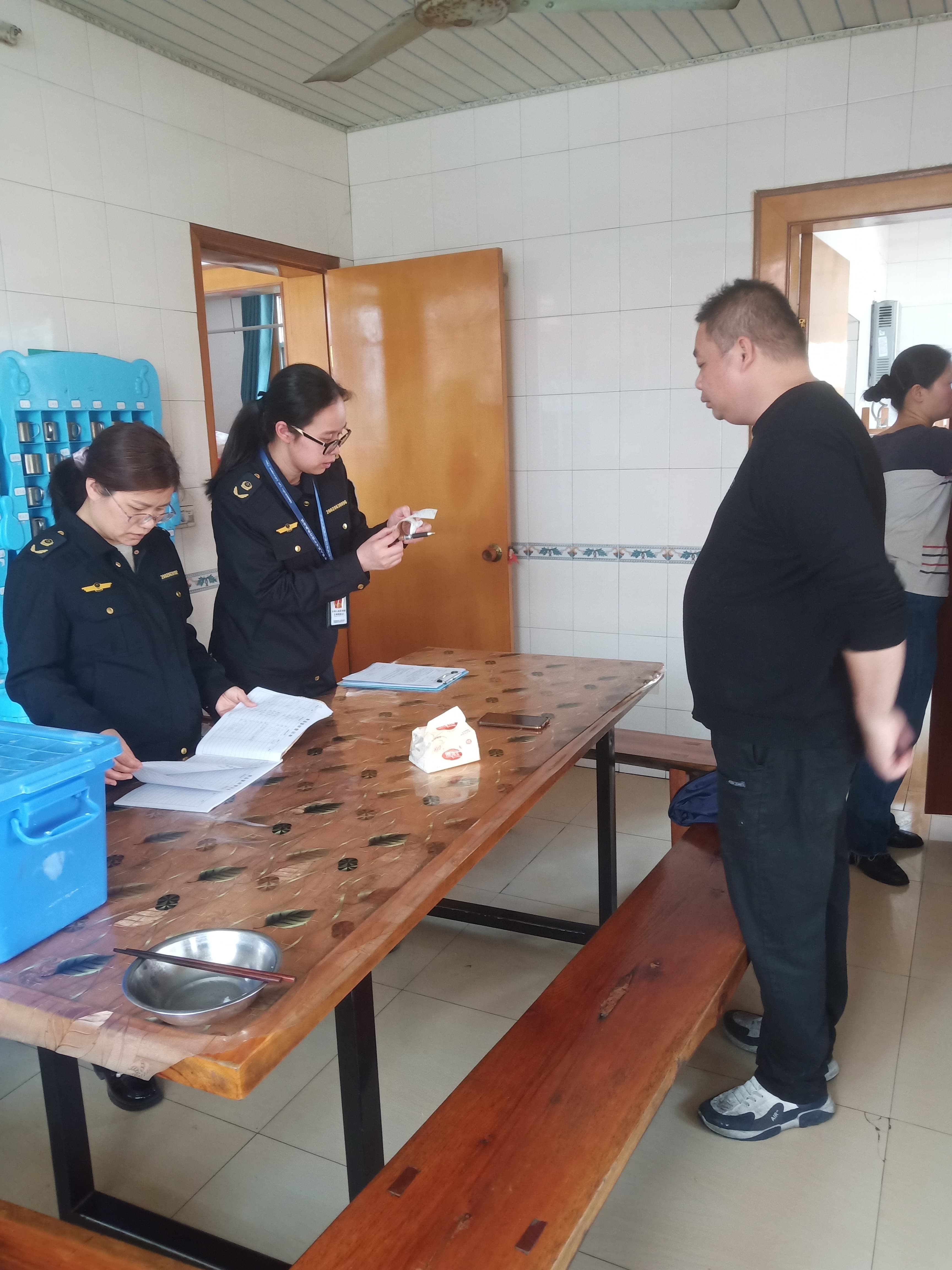 筑牢校外托管食品安全防线：融水市场监管局开展专项检查(图2)
