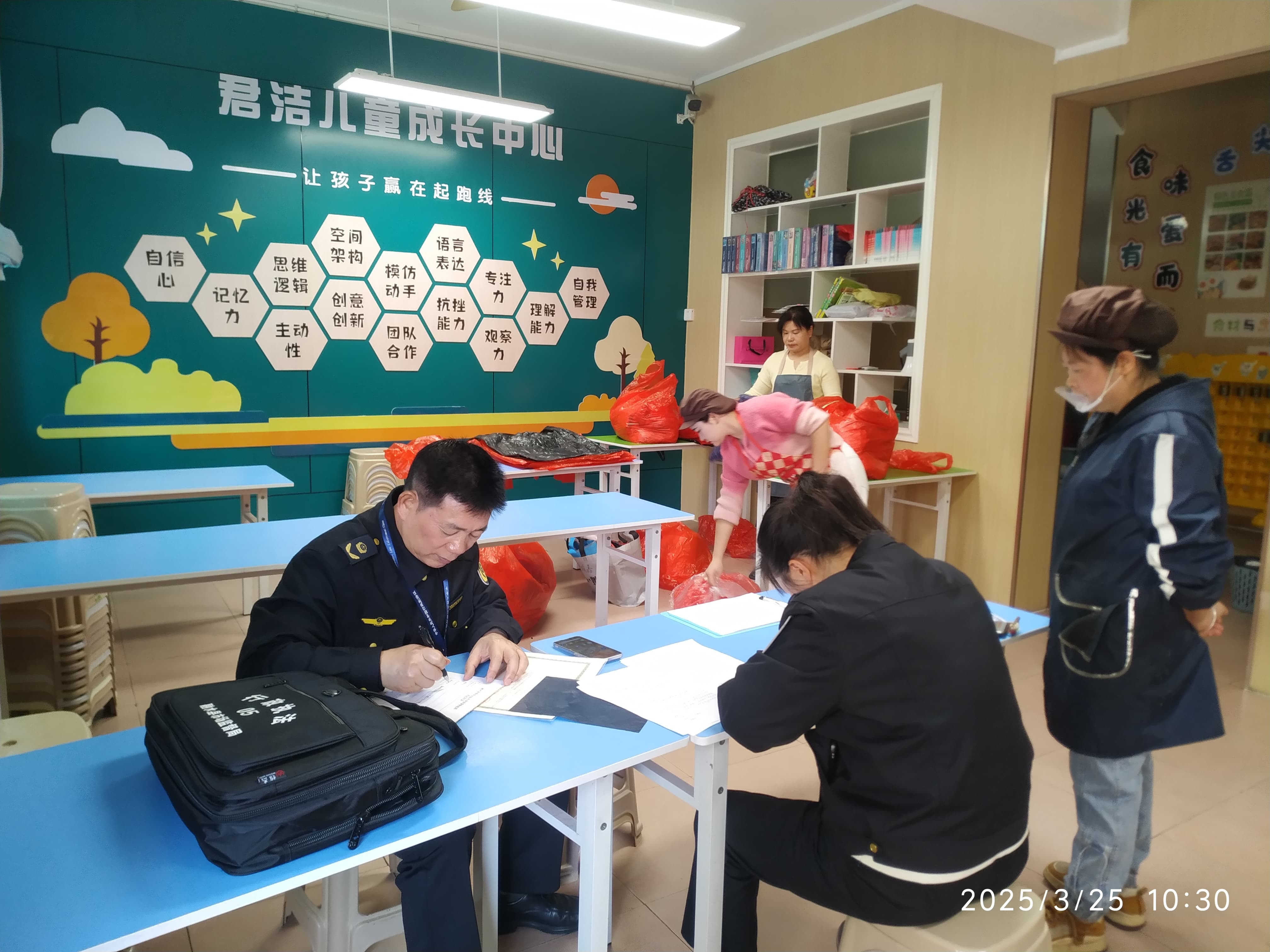 筑牢校外托管食品安全防线：融水市场监管局开展专项检查(图3)