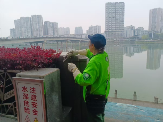 简阳集中对“一江两岸”交通护栏、隔离栏等设施进行全面清洁