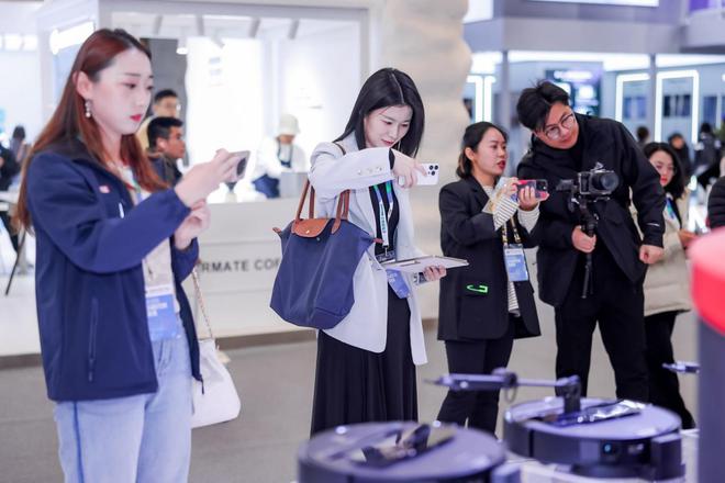 石头科技洗烘套装扥多款新品亮相AWE2025