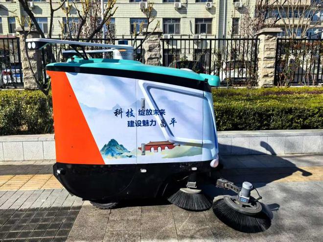 城市清洁新“神器”！这个“小可爱”上班了(图2)