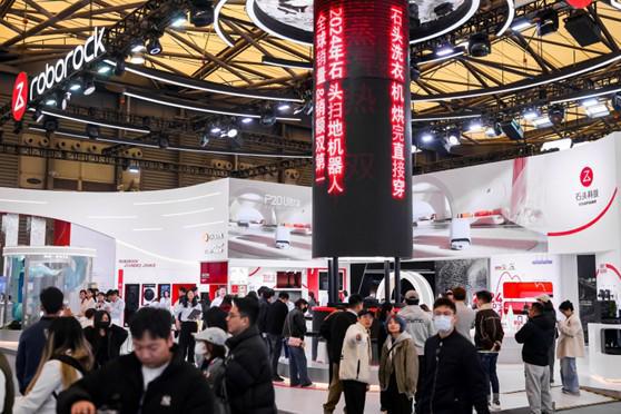 洗烘套装首次亮相AWE2025石头科技重塑清洁生态未来蓝图(图2)
