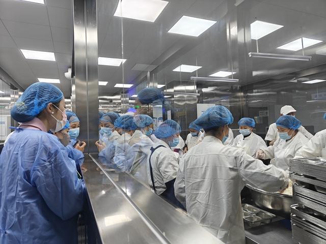 郑州市金水区经三路小学组织第四次食堂开放日活动(图2)