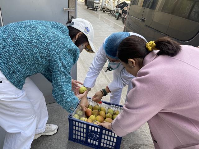 郑州市金水区经三路小学组织第四次食堂开放日活动(图3)