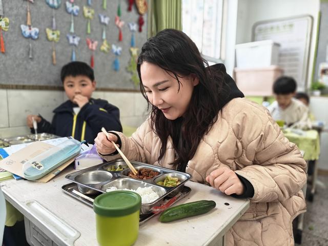 郑州市金水区经三路小学组织第四次食堂开放日活动(图7)