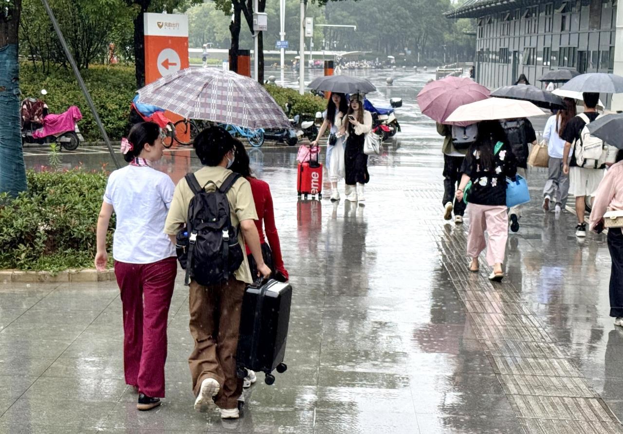 端午进出城坐地铁碰上下雨？暖心“雨中迎送”临时岗来了(图1)