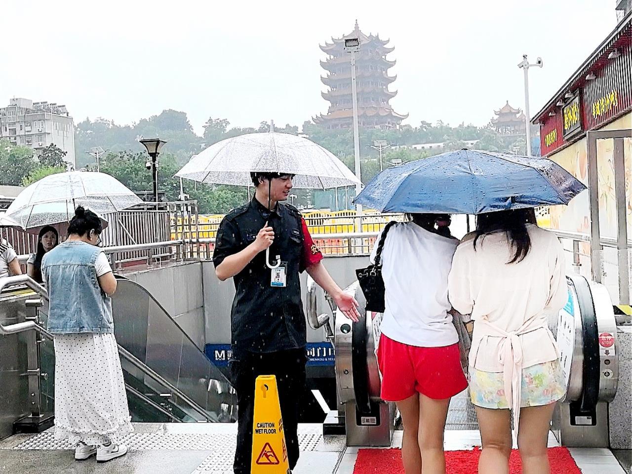 端午进出城坐地铁碰上下雨？暖心“雨中迎送”临时岗来了(图3)
