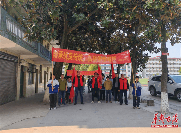 隆回县六都寨镇中学：弘扬雷锋精神青春在行动(图1)