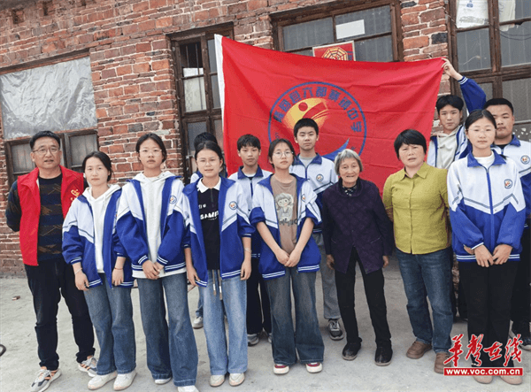 隆回县六都寨镇中学：弘扬雷锋精神青春在行动(图3)