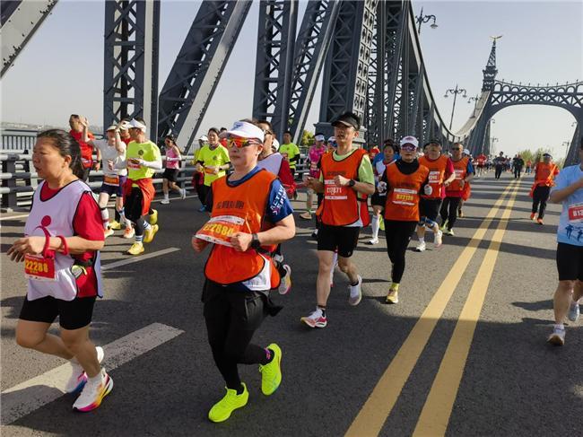 活力元泉护航江苏江阴半程马拉松助力跑者突破极限(图2)
