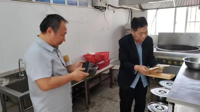 邓州市刘集镇：筑牢食品安全防线督学督导护航校园“舌尖安全”(图2)