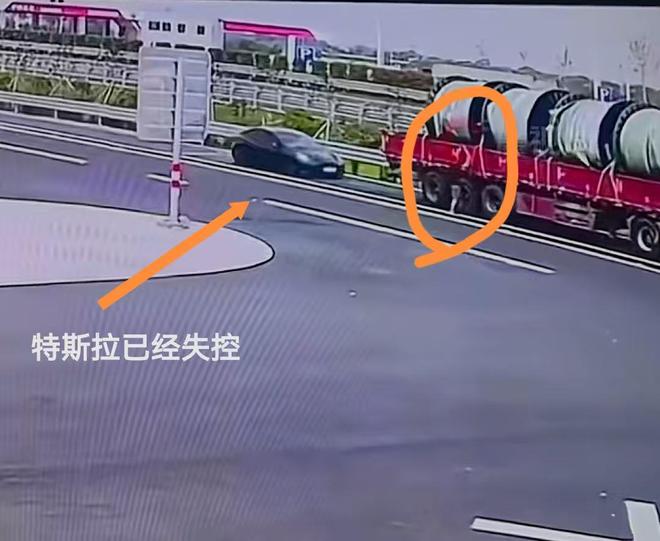 5月25日浙江服务区惨烈车祸！特斯拉追尾大货车司机生死不明(图4)