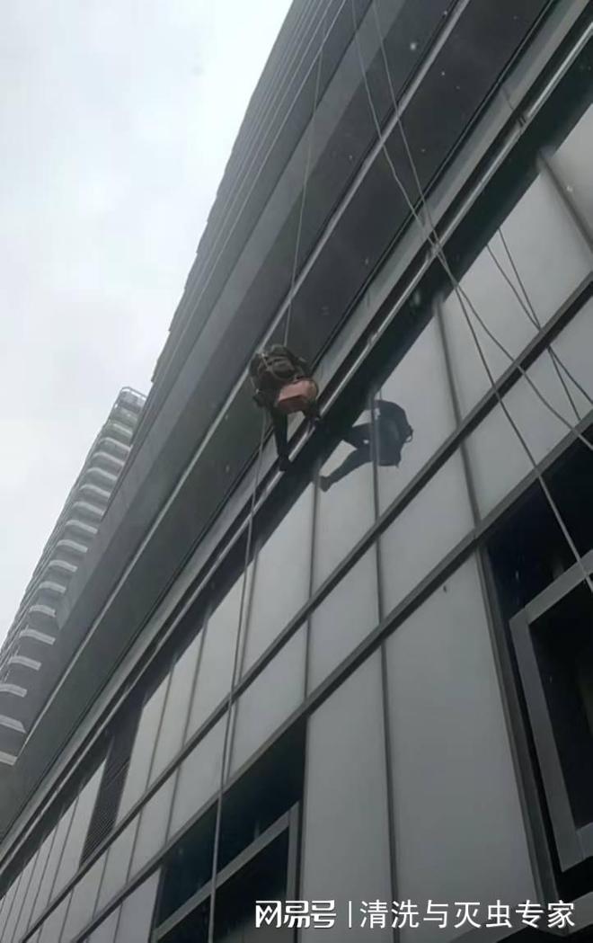 东莞写字楼高空幕墙清洗流程(图3)