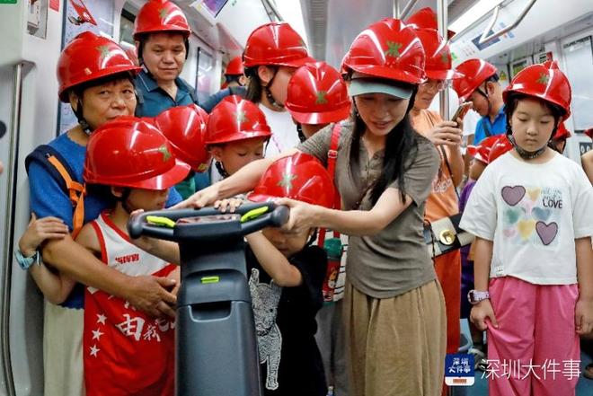 深圳地铁邀市民探秘列车清洁列车智能消毒机器人秀功底