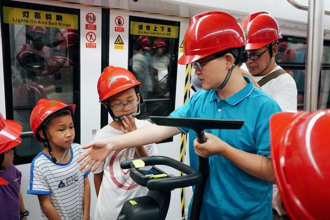 地铁车厢有异味？深圳地铁邀市民探秘列车清洁(图2)
