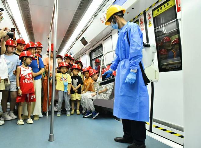 地铁车厢有异味？深圳地铁邀市民探秘列车清洁(图3)