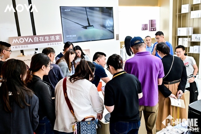 MOVA万象城首家旗舰店盛大开业现场清洁品类大受好评(图2)