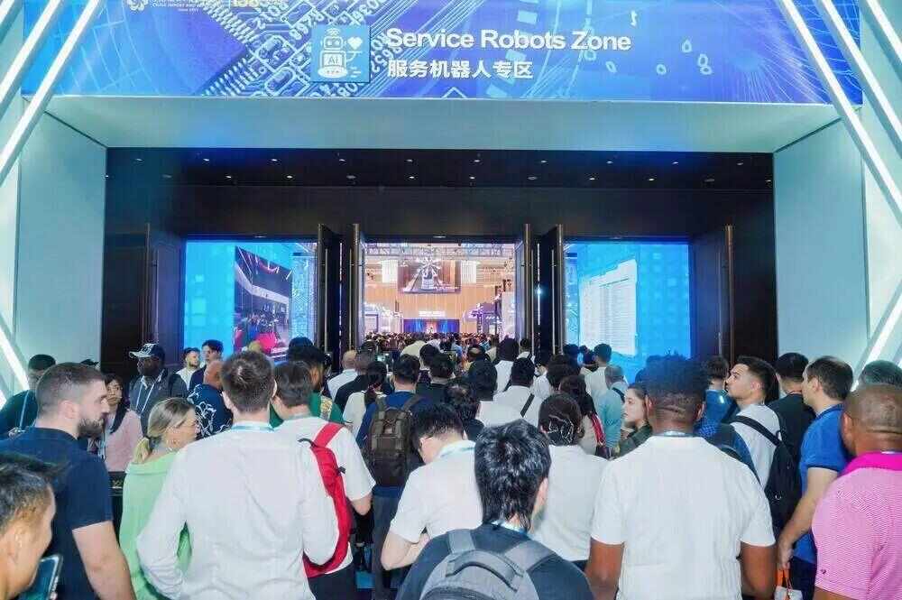 空翻卖萌的机器狗、行云流水的咖啡大师、自主穿梭的清洁工……“东方逻辑”定义未来广交会机器人秀出中国方案(图3)