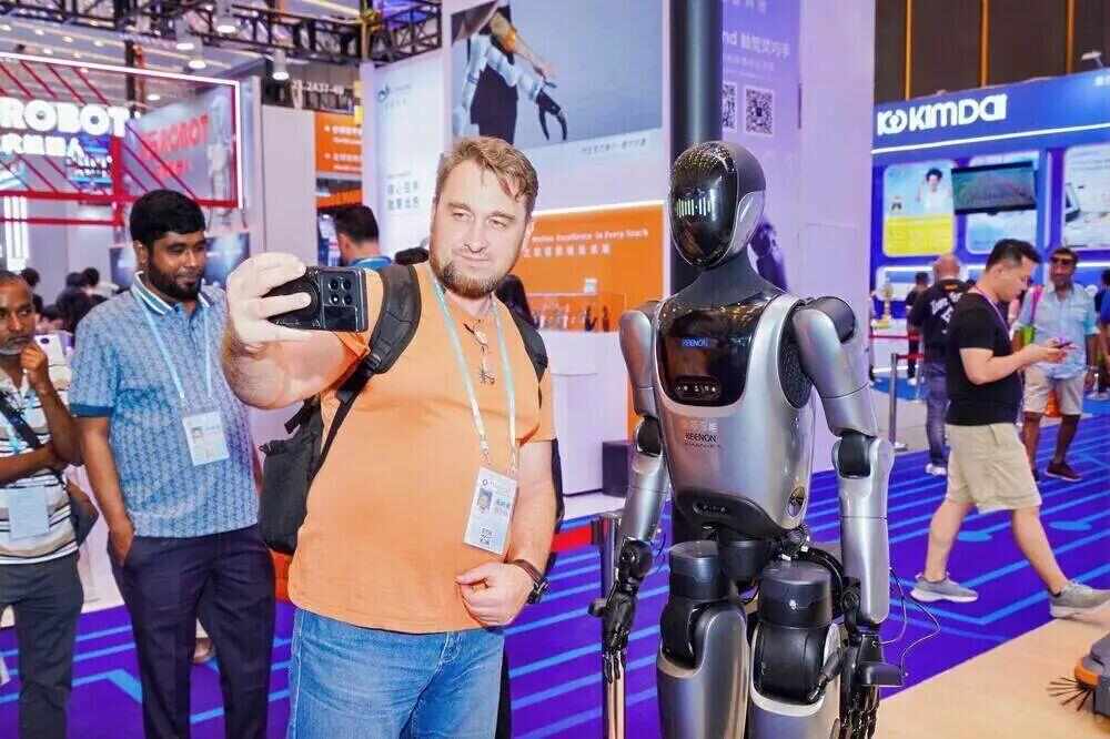 空翻卖萌的机器狗、行云流水的咖啡大师、自主穿梭的清洁工……“东方逻辑”定义未来广交会机器人秀出中国方案