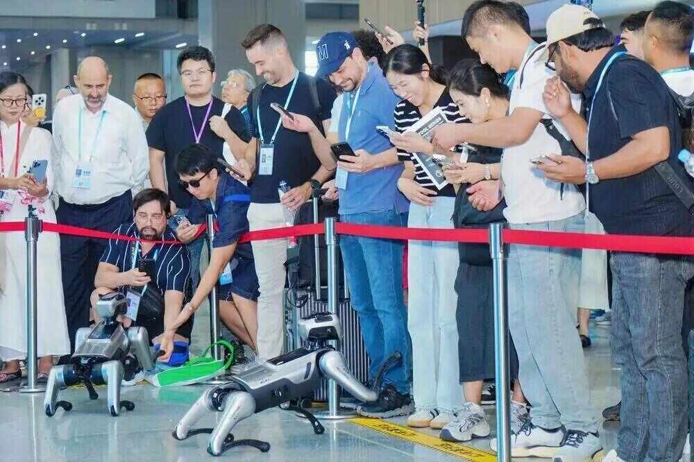 空翻卖萌的机器狗、行云流水的咖啡大师、自主穿梭的清洁工……“东方逻辑”定义未来广交会机器人秀出中国方案(图4)