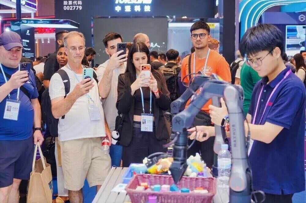 空翻卖萌的机器狗、行云流水的咖啡大师、自主穿梭的清洁工……“东方逻辑”定义未来广交会机器人秀出中国方案(图5)