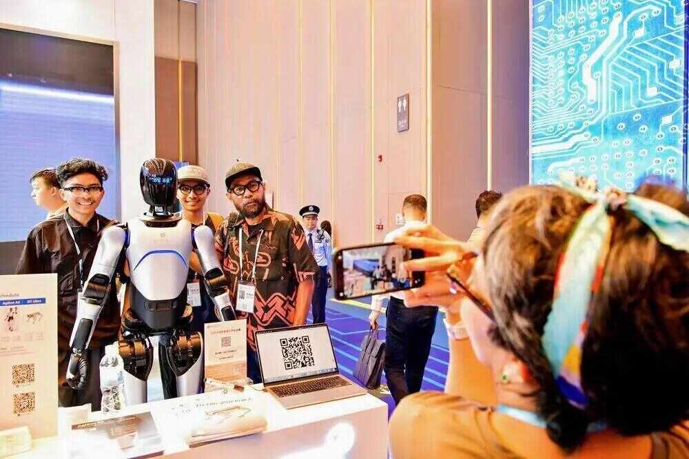 空翻卖萌的机器狗、行云流水的咖啡大师、自主穿梭的清洁工……“东方逻辑”定义未来广交会机器人秀出中国方案(图6)