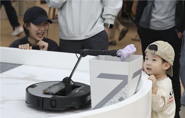 扫地机器人“炫技”韩国新华社报道石头科技出海新进展