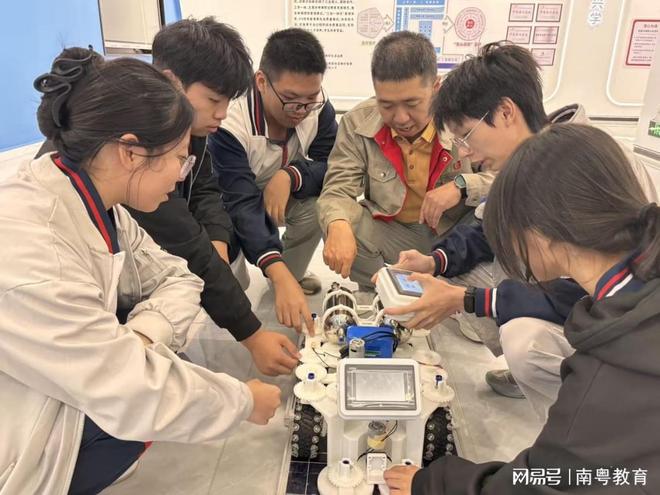 赋能双碳！广轻工人工智能系光伏清洁机器人创造多重社会价值(图2)