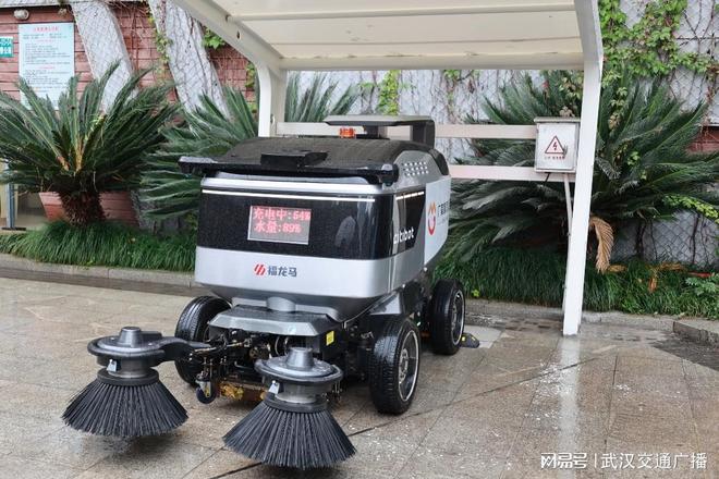科技赋能环卫升级！武汉站智能无人扫地机正式“上岗”(图4)