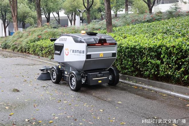 科技赋能环卫升级！武汉站智能无人扫地机正式“上岗”