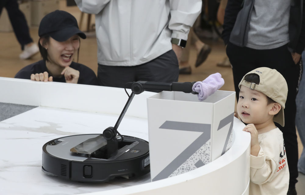 IDC最新报告：2025年前三季度石头科技扫地机出货量全球第一(图4)