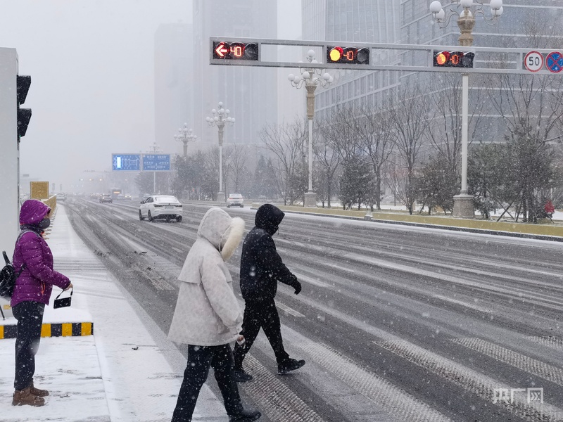“雪下即清”山西太原城管部门出动千余台设备除积雪(图2)