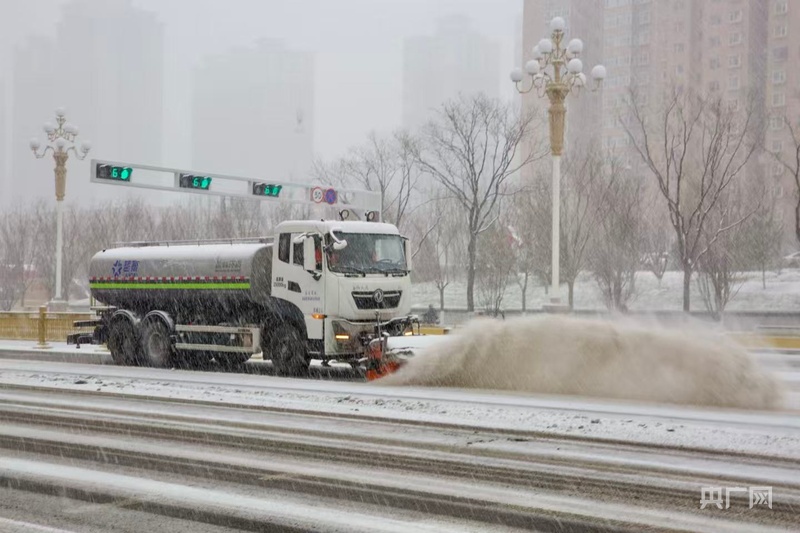 “雪下即清”山西太原城管部门出动千余台设备除积雪