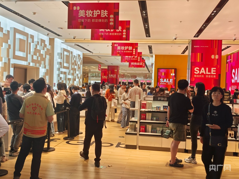 海南免税购物持续火热销售人员：“进店选购人数较封关前翻了几番！”