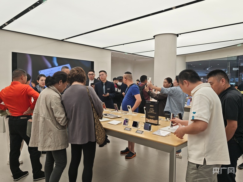 海南免税购物持续火热销售人员：“进店选购人数较封关前翻了几番！”(图2)