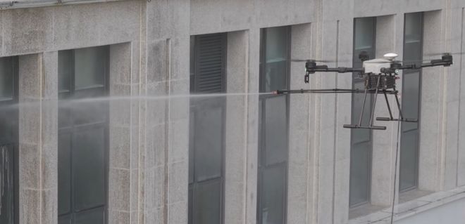 无人机化身高空“美容师”“无人机+智能清洗”开启亿级市场