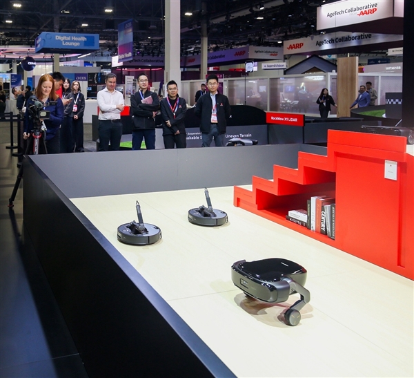 扫地机长出“双腿”！石头科技G-Rover惊艳CES构建家庭机器人新拼图(图2)