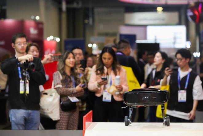 边爬楼、边扫地的机器人来了！中国公司刚刚在CES干了件大事