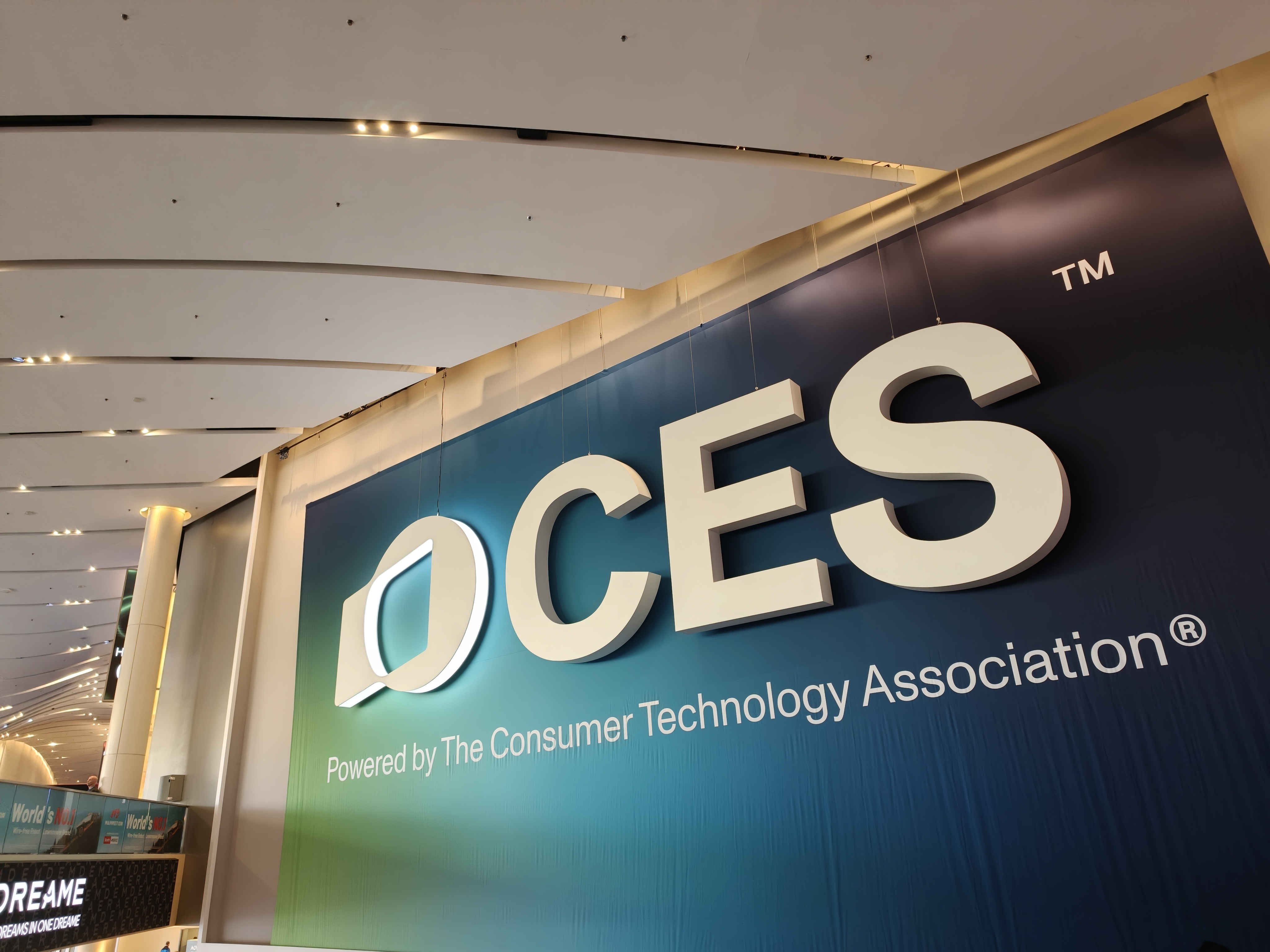 智能清洁卷向「具身智能」：科沃斯打造服务机器人、MOVA上天、CES2026集体升维