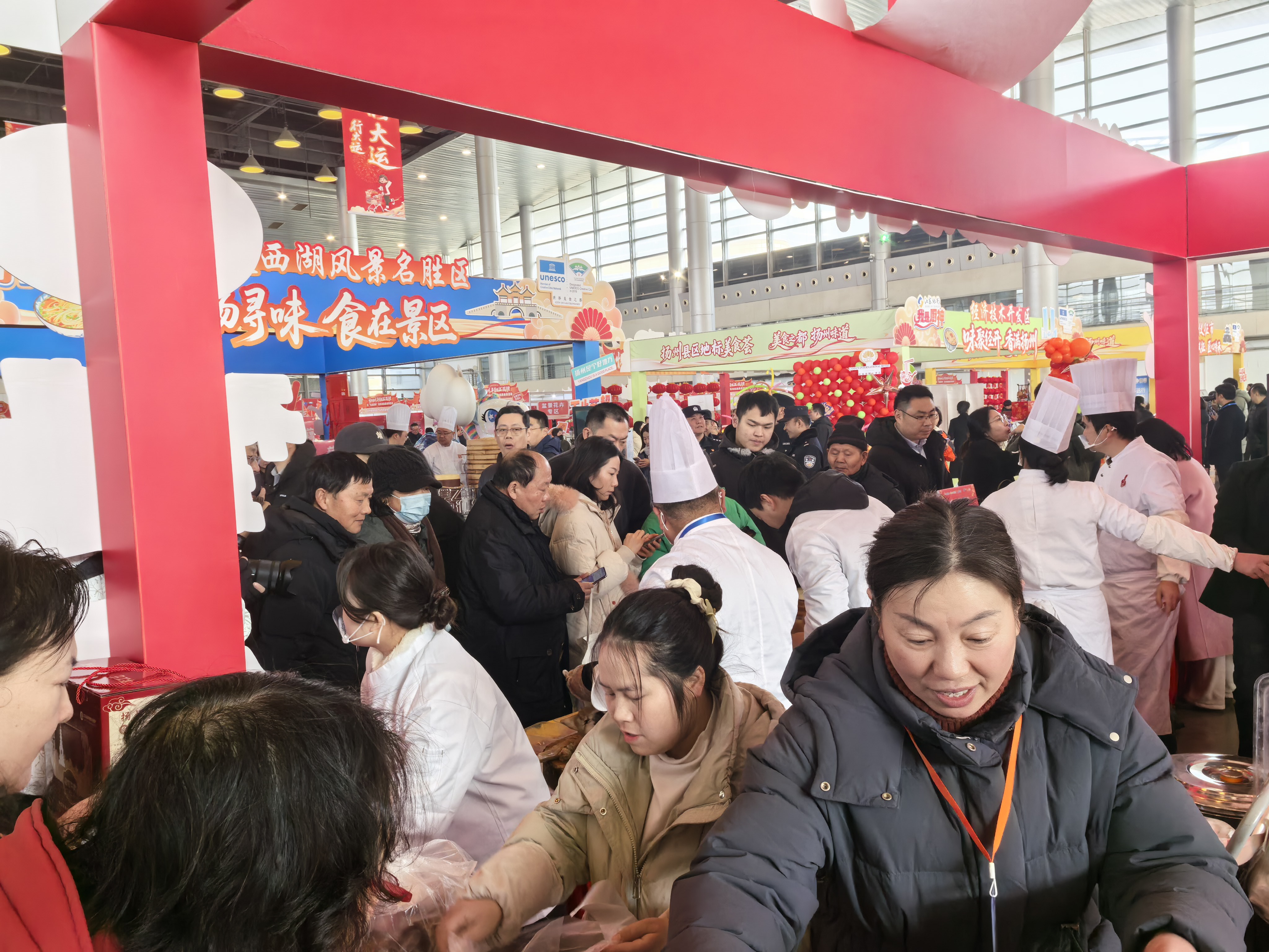 来扬州过新年行大运！扬州国展中心年货市集燃动全城年味(图1)