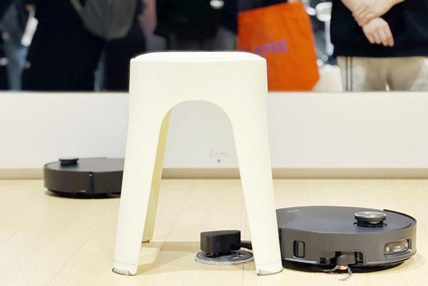 追觅扫地机AWE重磅发布X60Pro圆盘版第二代仿生机械臂突破家庭清洁新极限(图2)