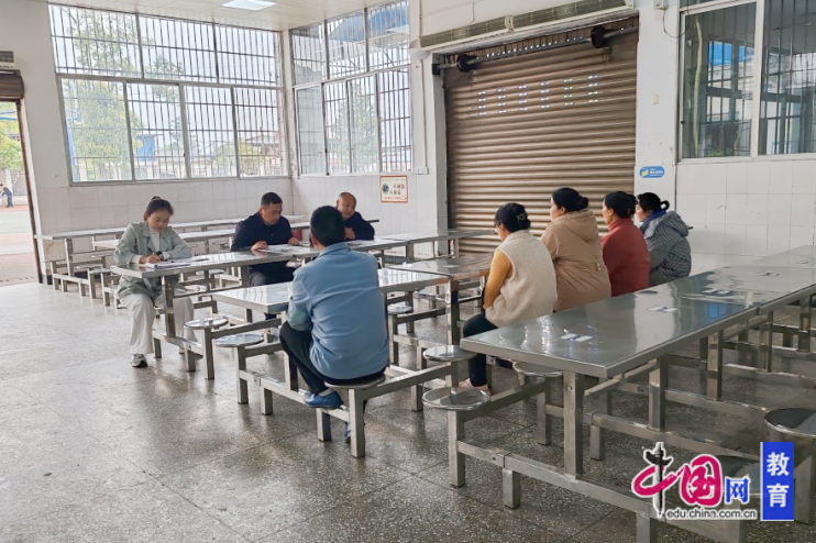 宜宾翠屏牟坪中学召开食堂管理校长现场办公会筑牢食品安全防线(图1)